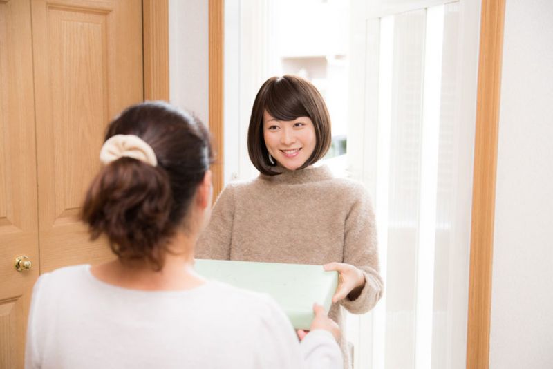 khác với omiyage temiyage là món quà tặng gia chủ khi được mời đến thăm nhà khác với omiyage temiyage là món quà tặng gia chủ khi được mời đến thăm nhà